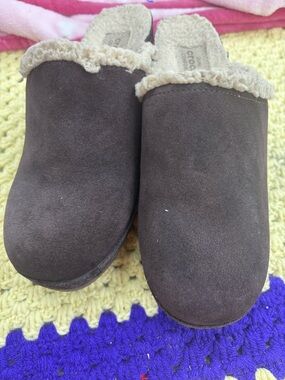 Dual crocs brown suede Sherpa lined clogs women Size 5M